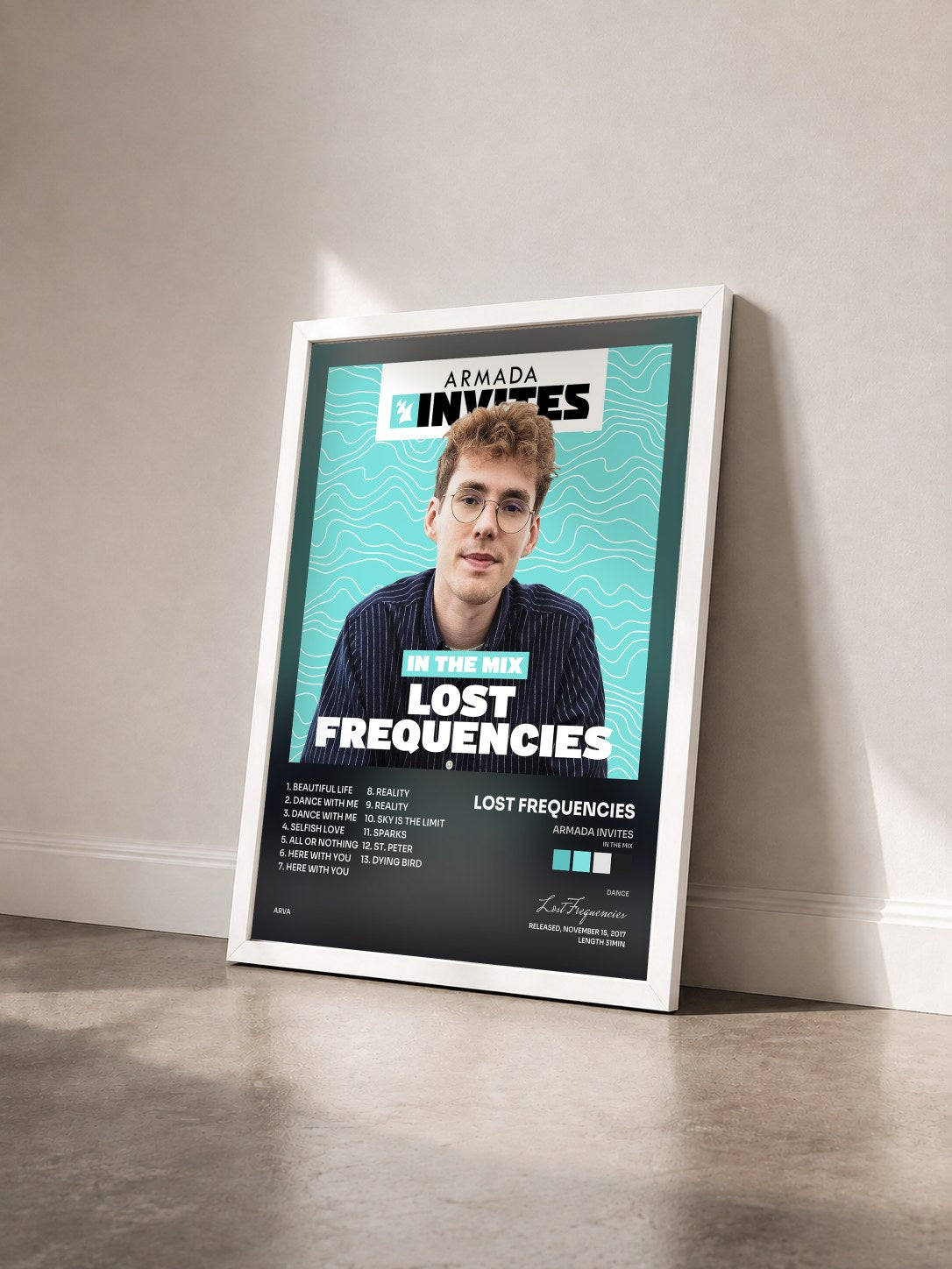 #blanc Armada Invites (In The Mix): Lost Frequencies di Lost Frequencies in stampa incorniciata vista di tre quarti, cornice bianca