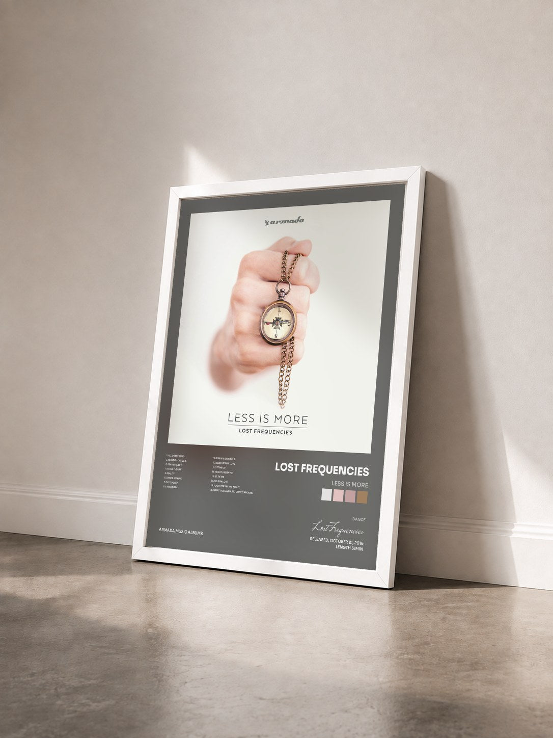 #blanc Tableau de l'album Less Is More de Lost Frequencies vu de trois quarts, cadre blanc