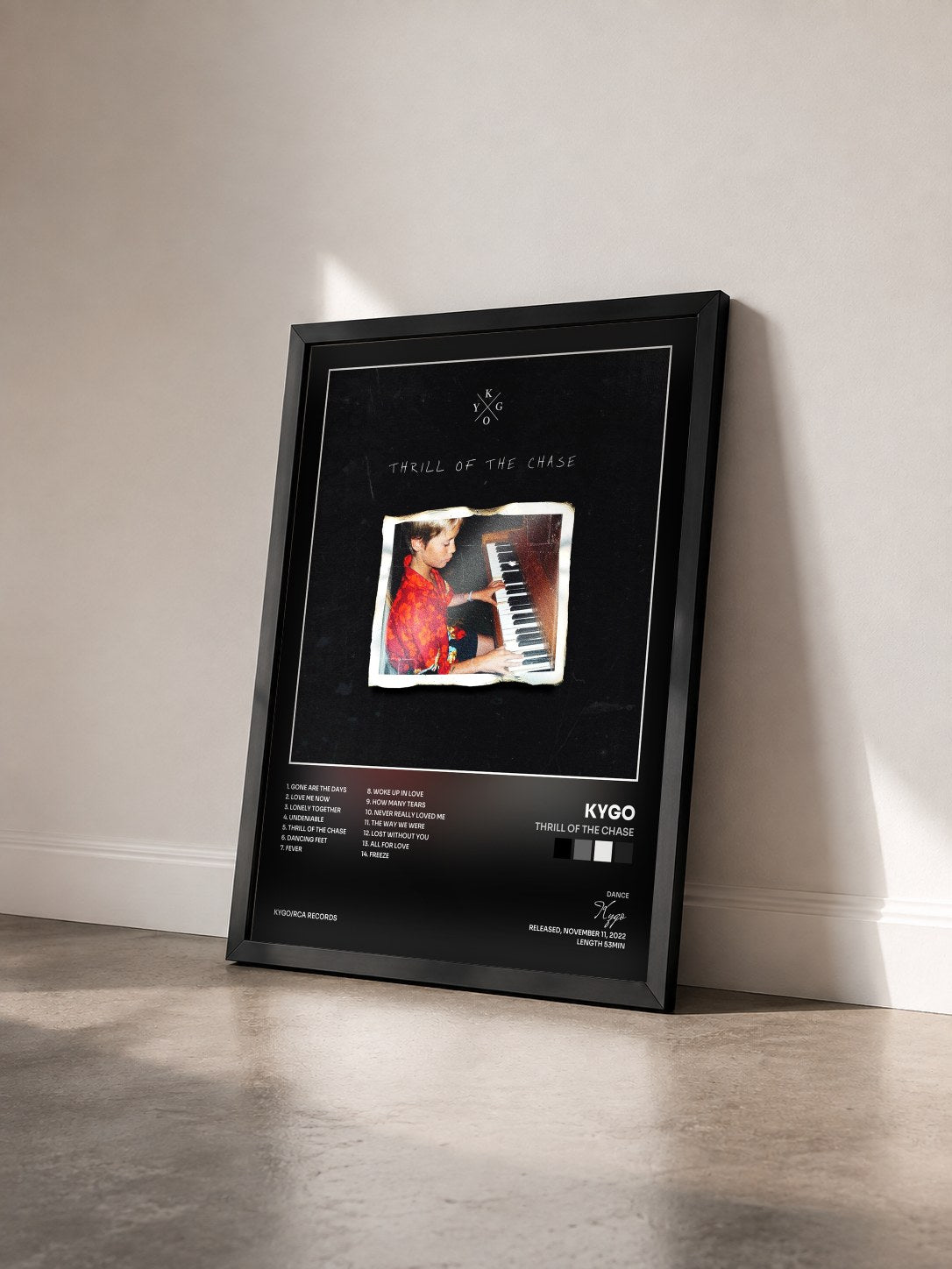 #noir Tableau de l'album Thrill Of The Chase de Kygo vu de trois quarts, cadre noir