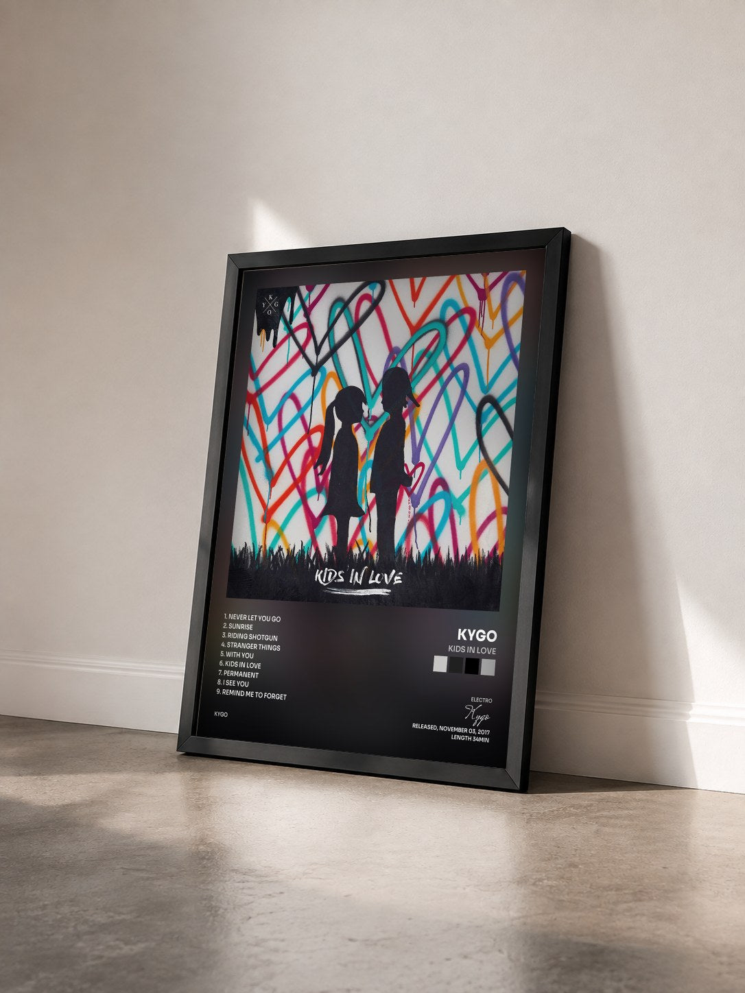 #noir Tableau de l'album Kids in Love de Kygo vu de trois quarts, cadre noir
