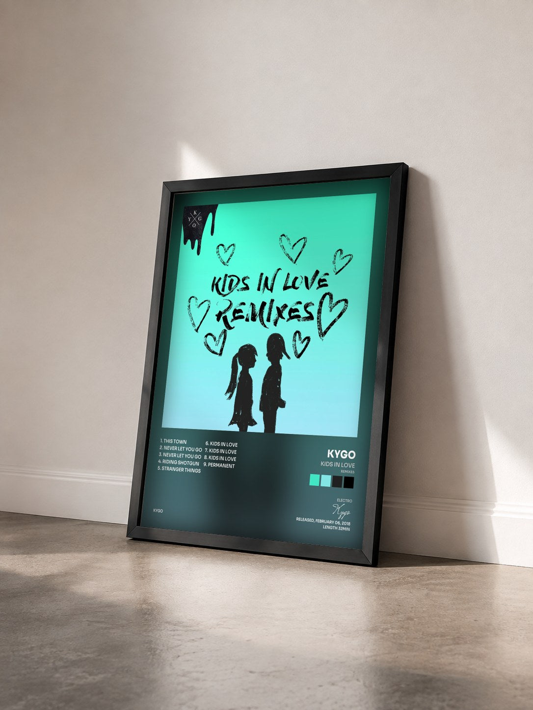 #noir Tableau de l'album Kids in Love (Remixes) de Kygo vu de trois quarts, cadre noir