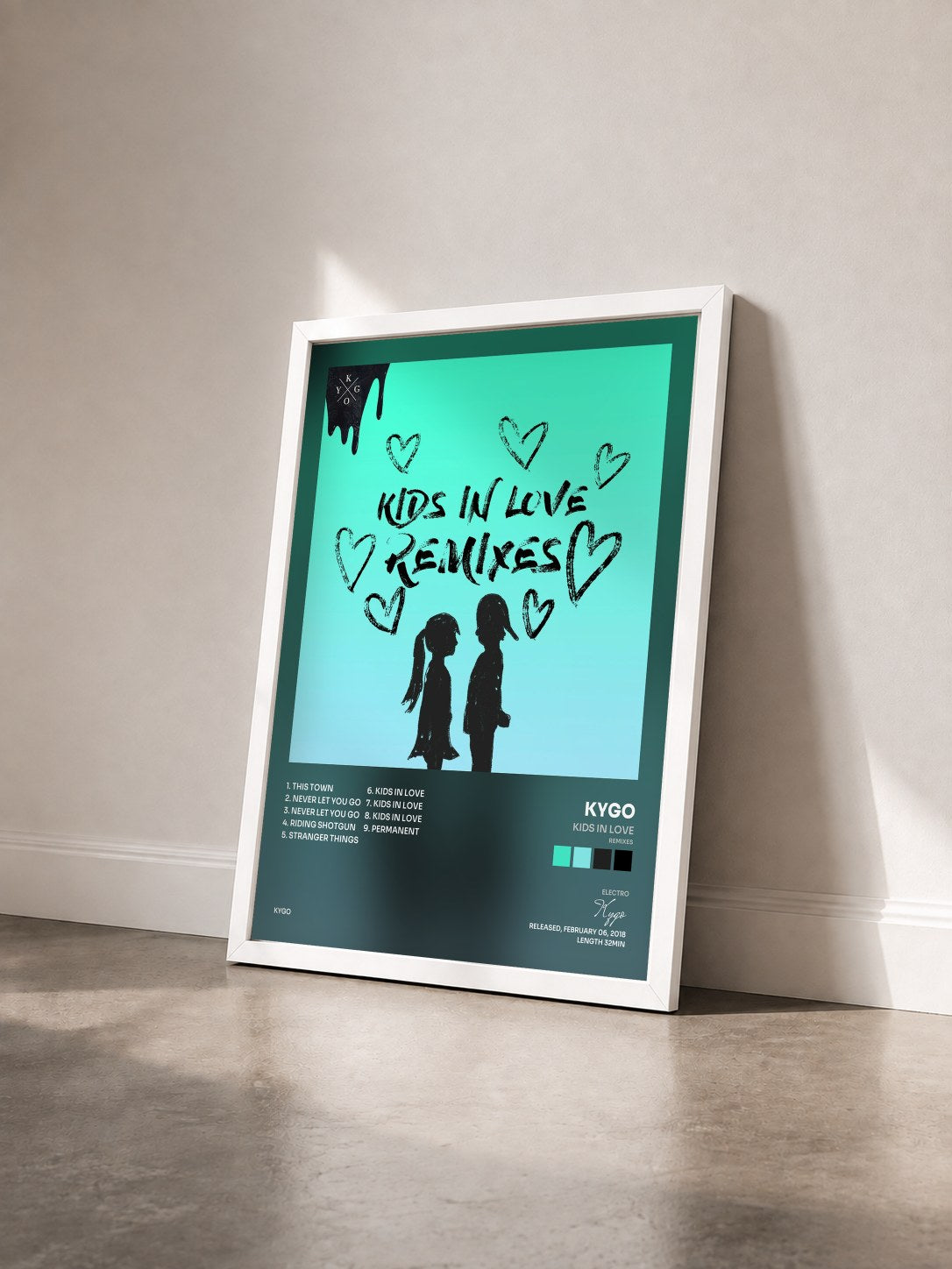 #blanc Tableau de l'album Kids in Love (Remixes) de Kygo vu de trois quarts, cadre blanc