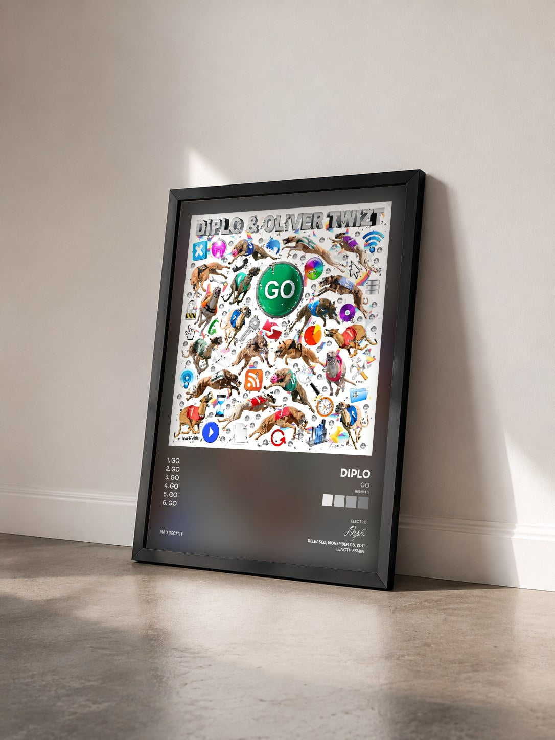 #noir Tableau de l'album GO (Remixes) de Diplo vu de trois quarts, cadre noir