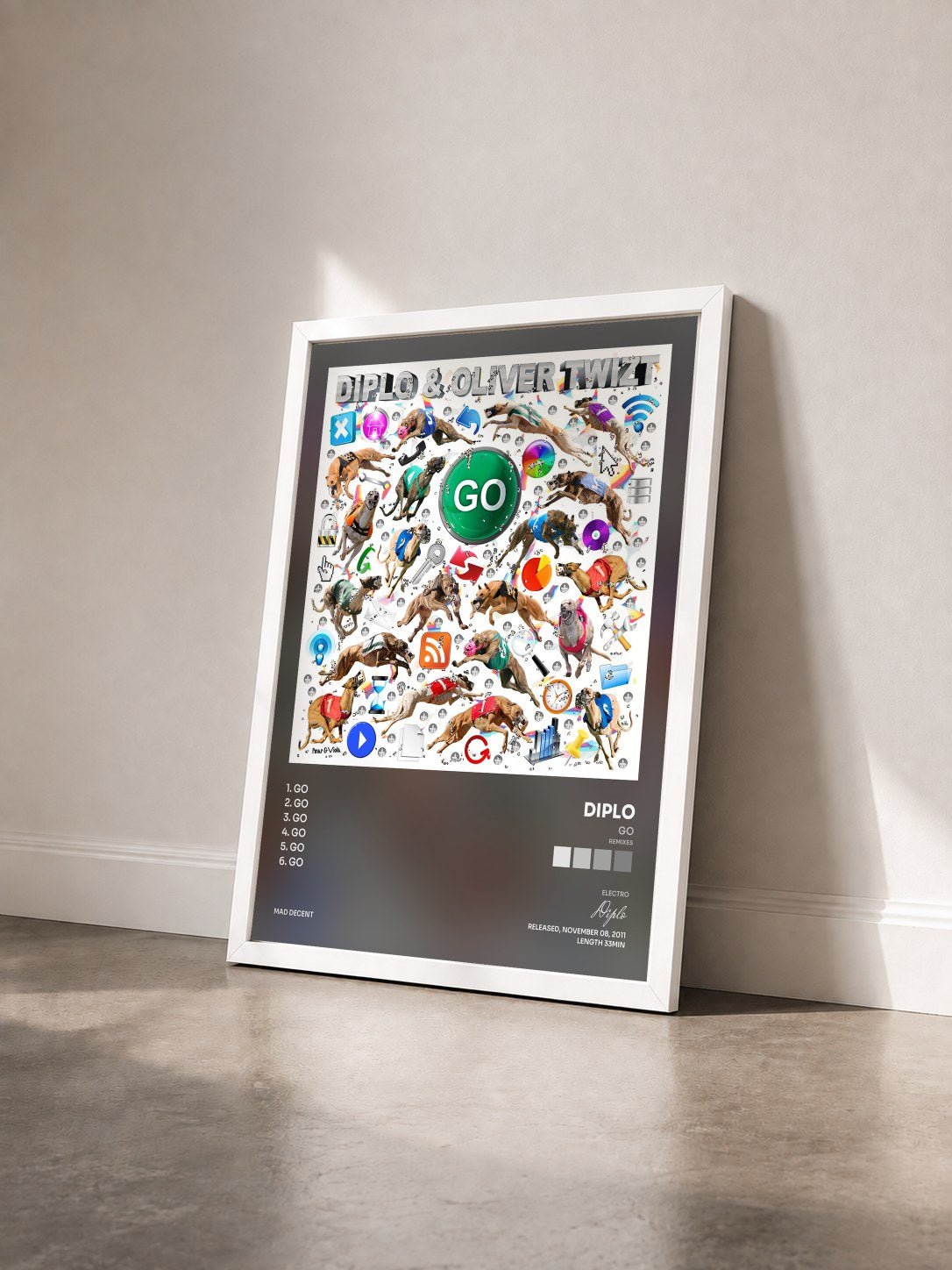 #blanc Tableau de l'album GO (Remixes) de Diplo vu de trois quarts, cadre blanc