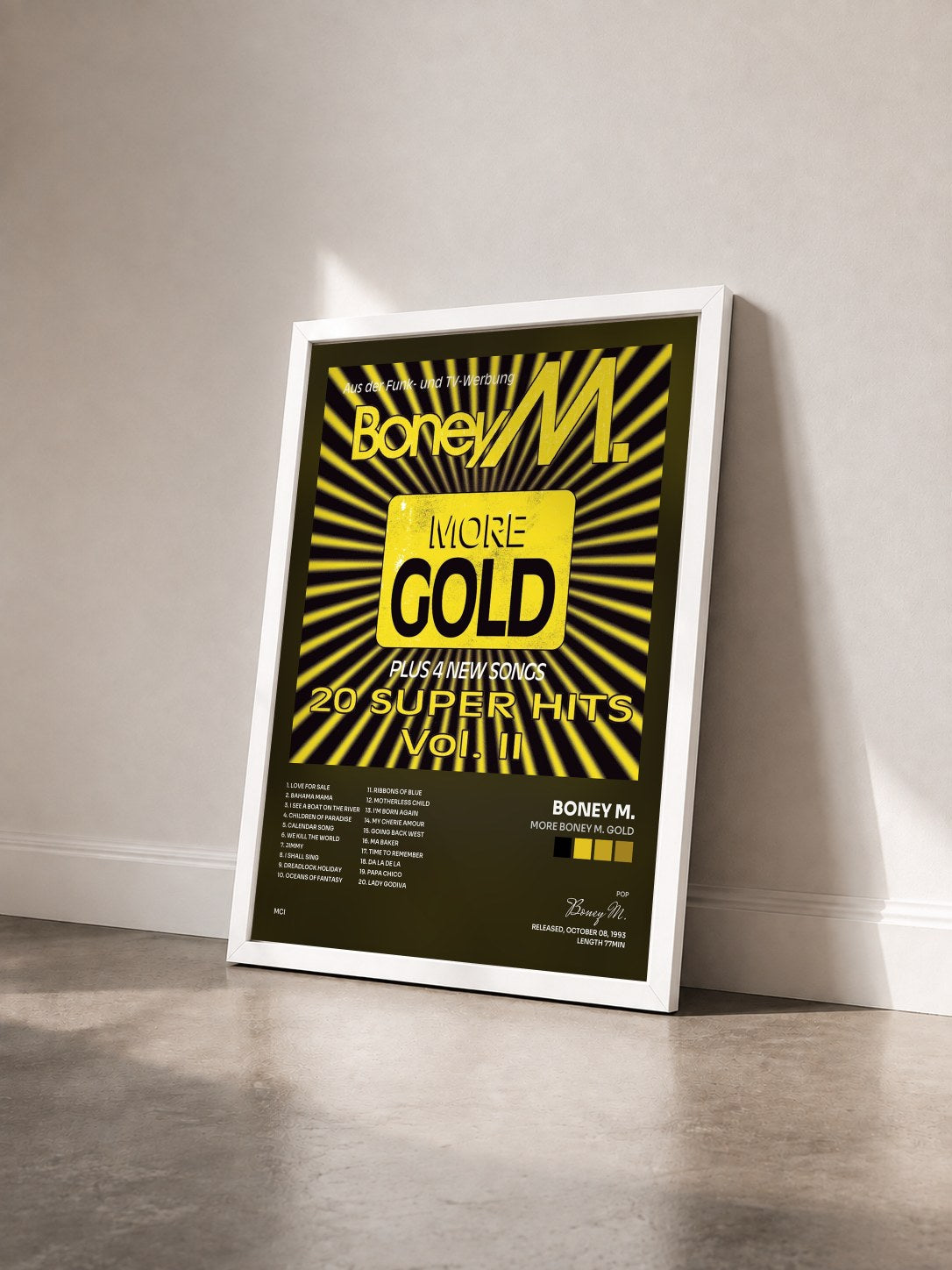#blanc More Boney M. Gold von Boney M. als gerahmter Kunstdruck von schräg gesehen, weißer Rahmen