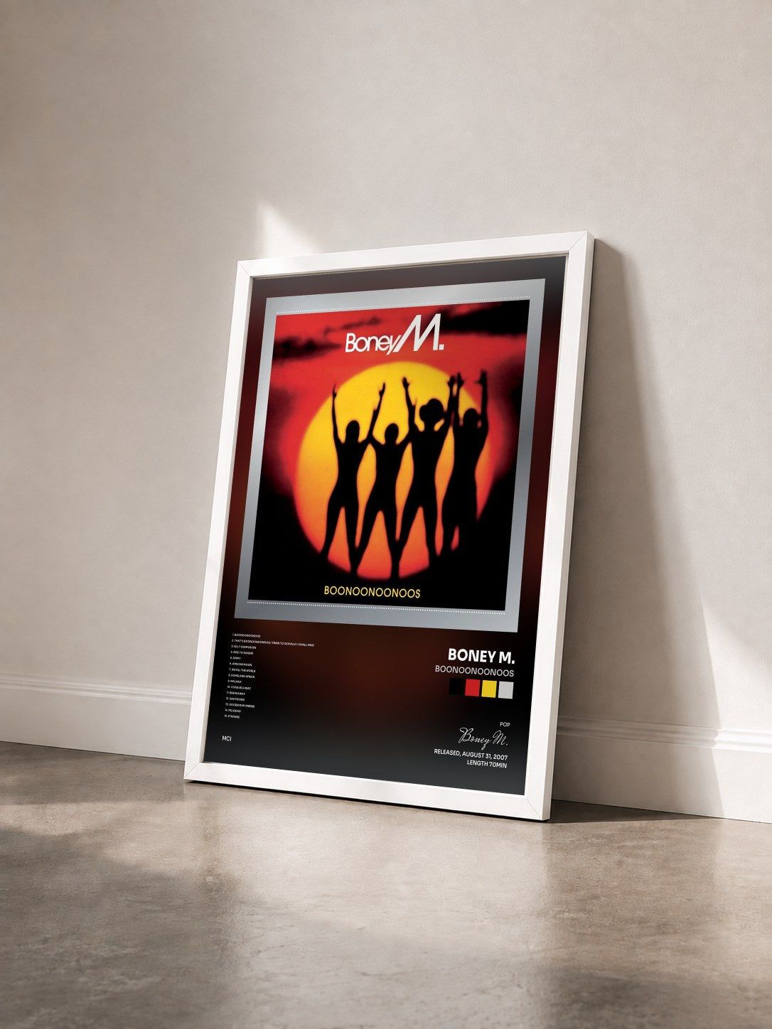 #blanc Boonoonoonoos von Boney M. als gerahmter Kunstdruck von schräg gesehen, weißer Rahmen
