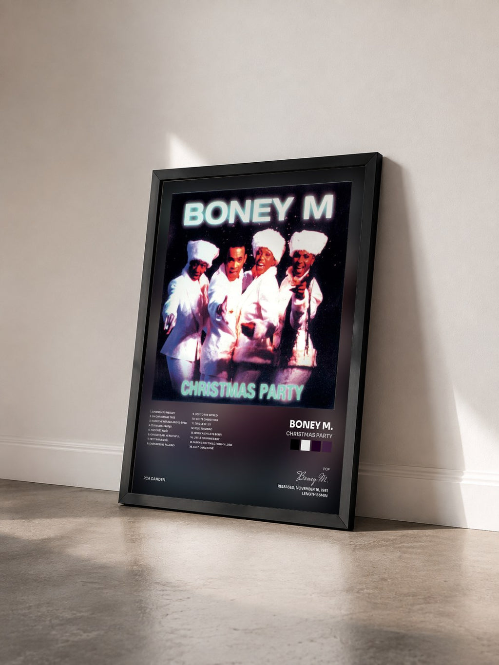 #noir Christmas Party von Boney M. als gerahmter Kunstdruck von schräg gesehen, schwarzer Rahmen