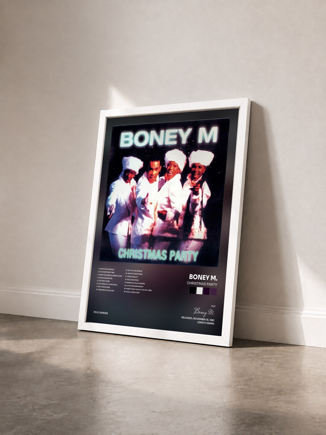 #blanc Christmas Party von Boney M. als gerahmter Kunstdruck von schräg gesehen, weißer Rahmen