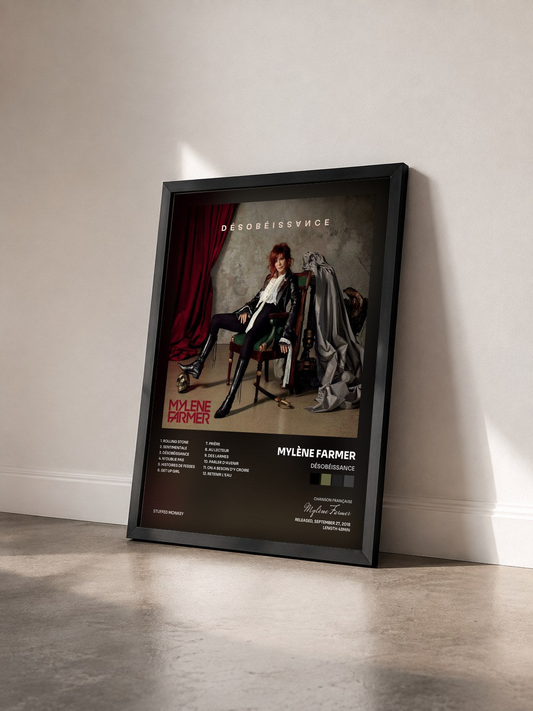 #noir Tableau de l'album Désobéissance de Mylène Farmer vu de trois quarts, cadre noir