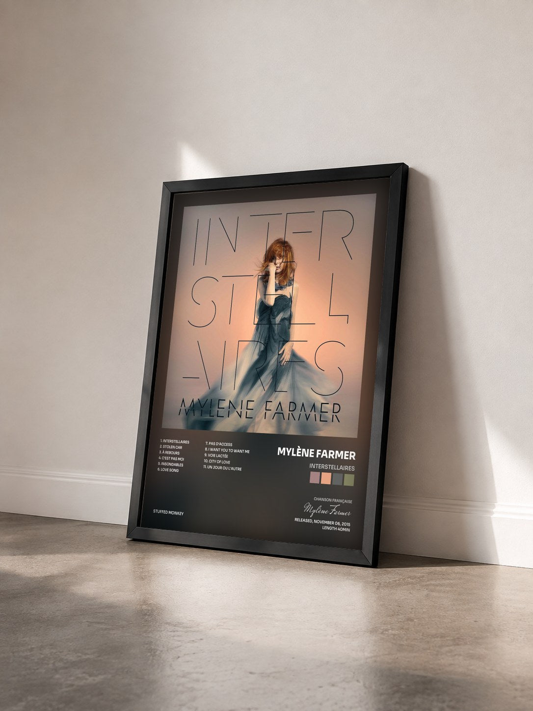 #noir Tableau de l'album Interstellaires de Mylène Farmer vu de trois quarts, cadre noir