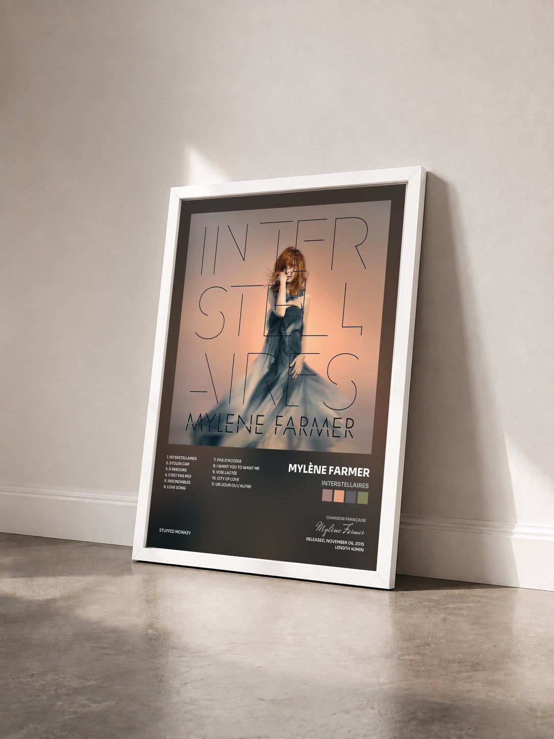 #blanc Tableau de l'album Interstellaires de Mylène Farmer vu de trois quarts, cadre blanc