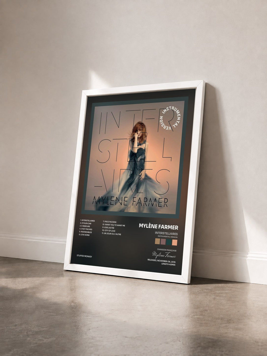 #blanc Tableau de l'album Interstellaires (Instrumental Version) de Mylène Farmer vu de trois quarts, cadre blanc