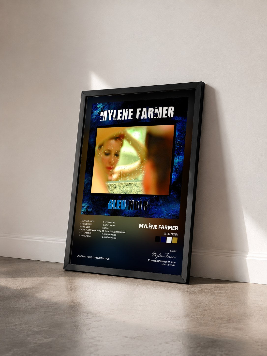 #noir Tableau de l'album Bleu Noir de Mylène Farmer vu de trois quarts, cadre noir