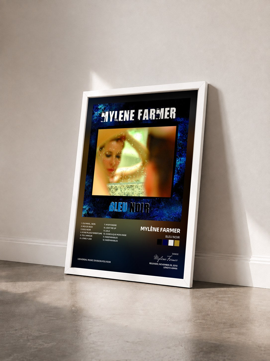 #blanc Tableau de l'album Bleu Noir de Mylène Farmer vu de trois quarts, cadre blanc