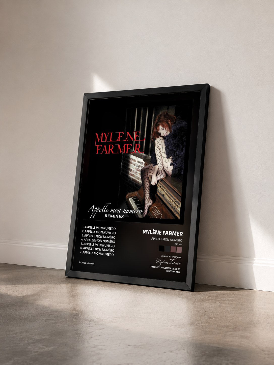 #noir Tableau de l'album Appelle mon numéro (Remixes) de Mylène Farmer vu de trois quarts, cadre noir