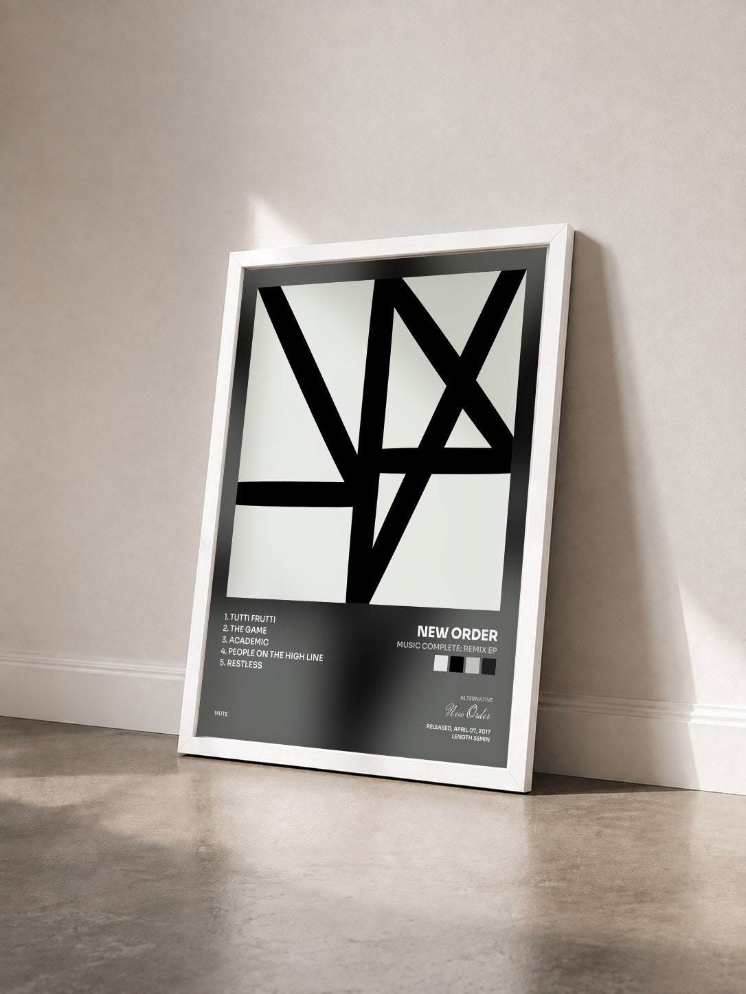 #blanc Music Complete: Remix EP di New Order in stampa incorniciata vista di tre quarti, cornice bianca