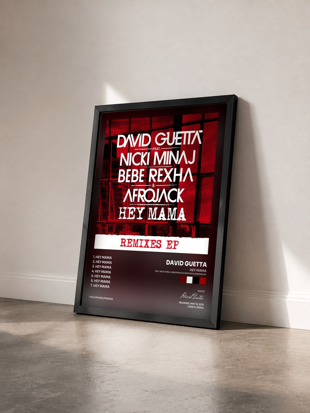 #noir Tableau de l'album Hey Mama (feat. Nicki Minaj, Bebe Rexha & Afrojack) (Remixes EP) de David Guetta vu de trois quarts, cadre noir