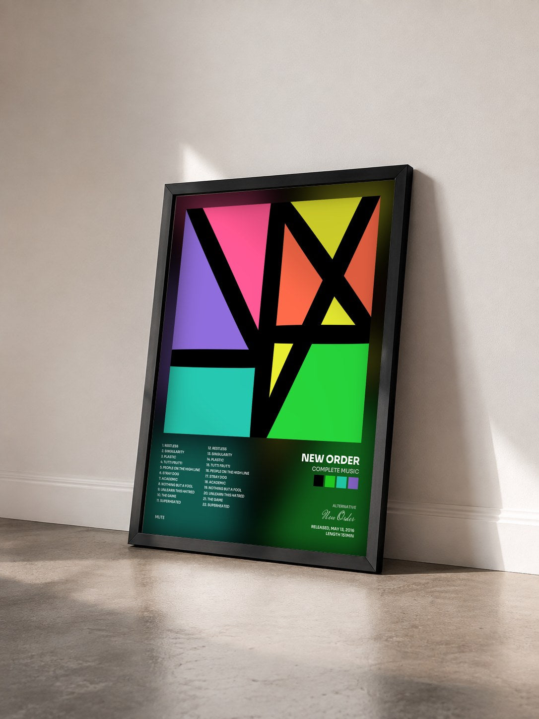 #noir Complete Music di New Order in stampa incorniciata vista di tre quarti, cornice nera