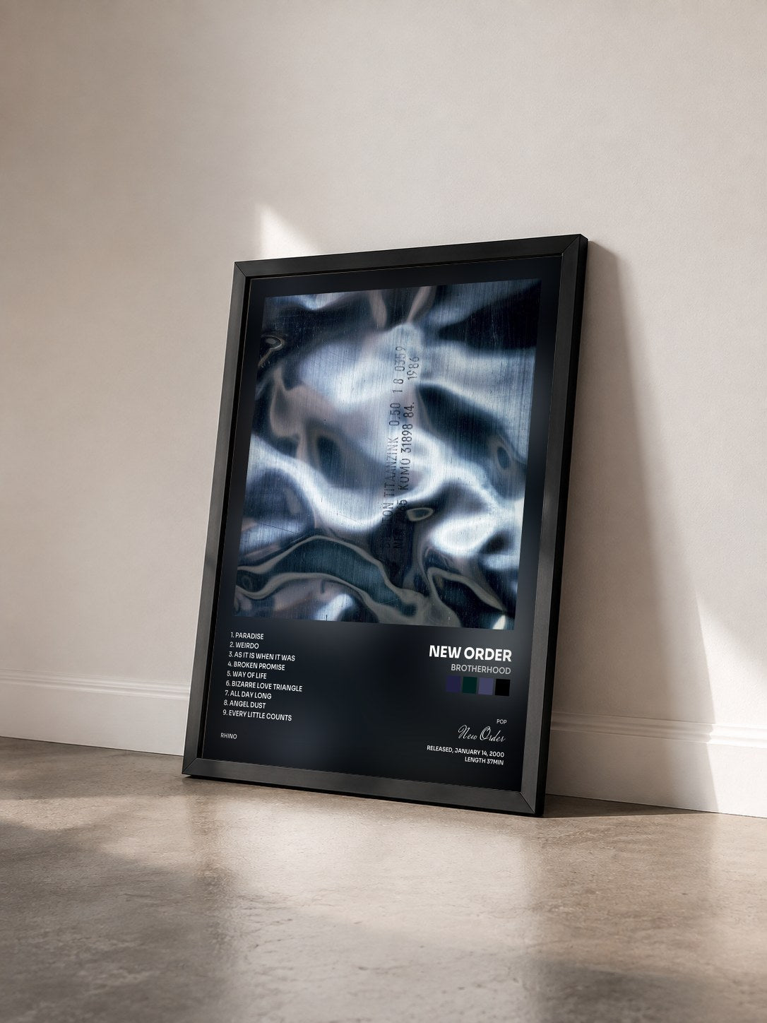 #noir Brotherhood di New Order in stampa incorniciata vista di tre quarti, cornice nera