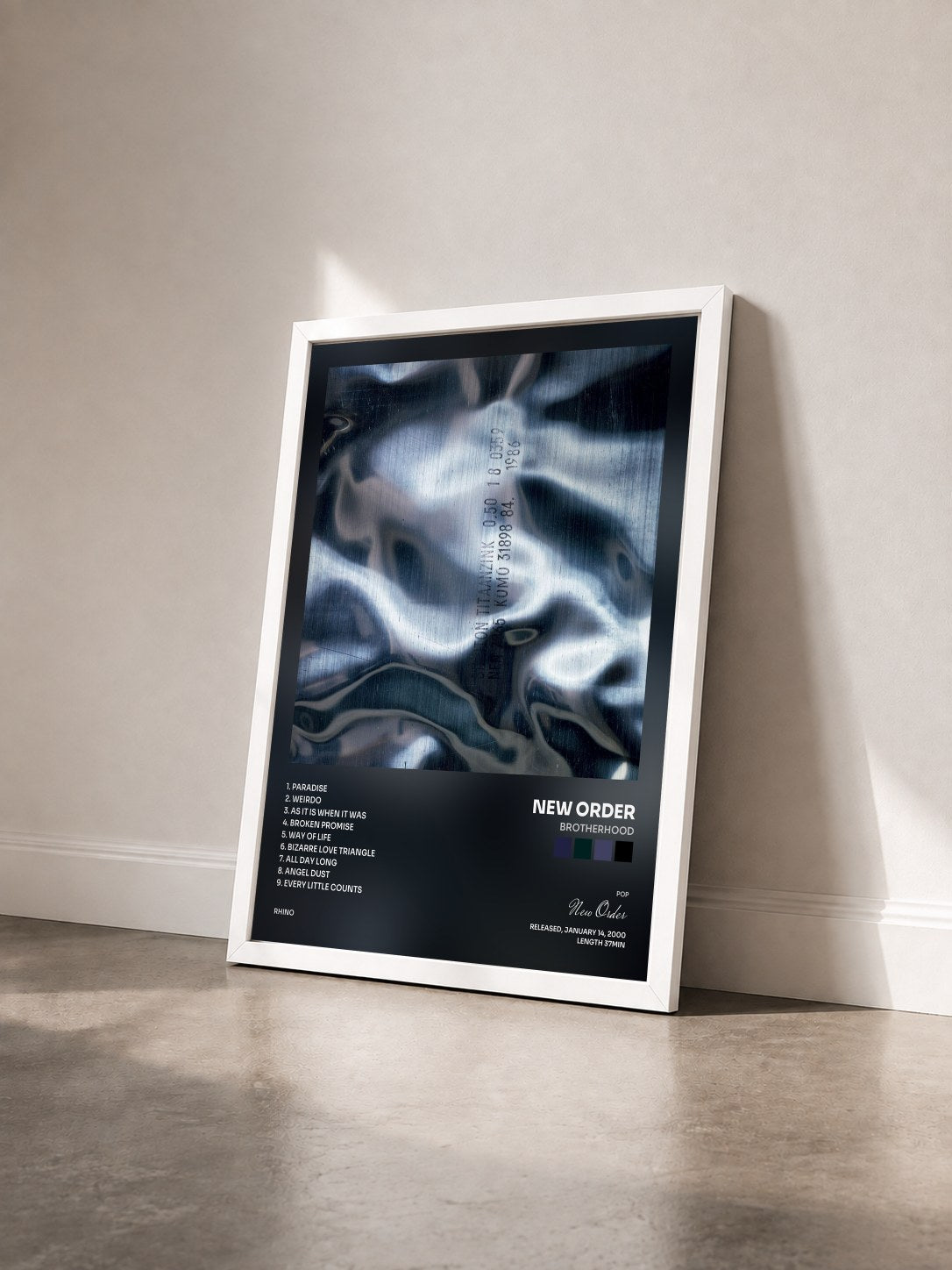 #blanc Brotherhood di New Order in stampa incorniciata vista di tre quarti, cornice bianca