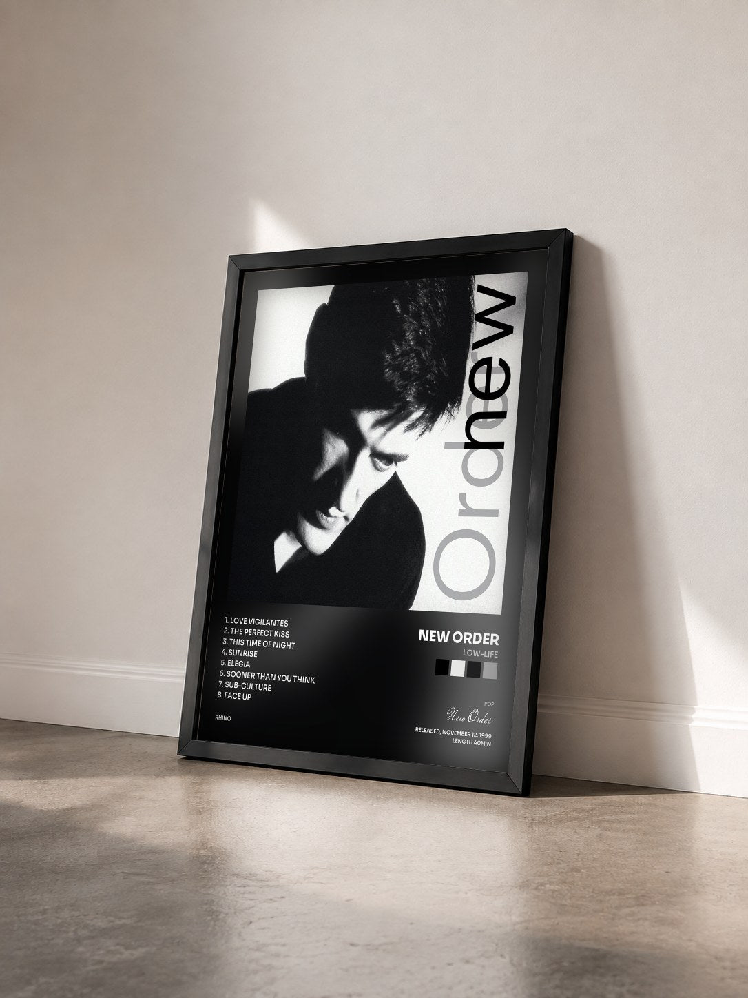#noir Low-Life di New Order in stampa incorniciata vista di tre quarti, cornice nera