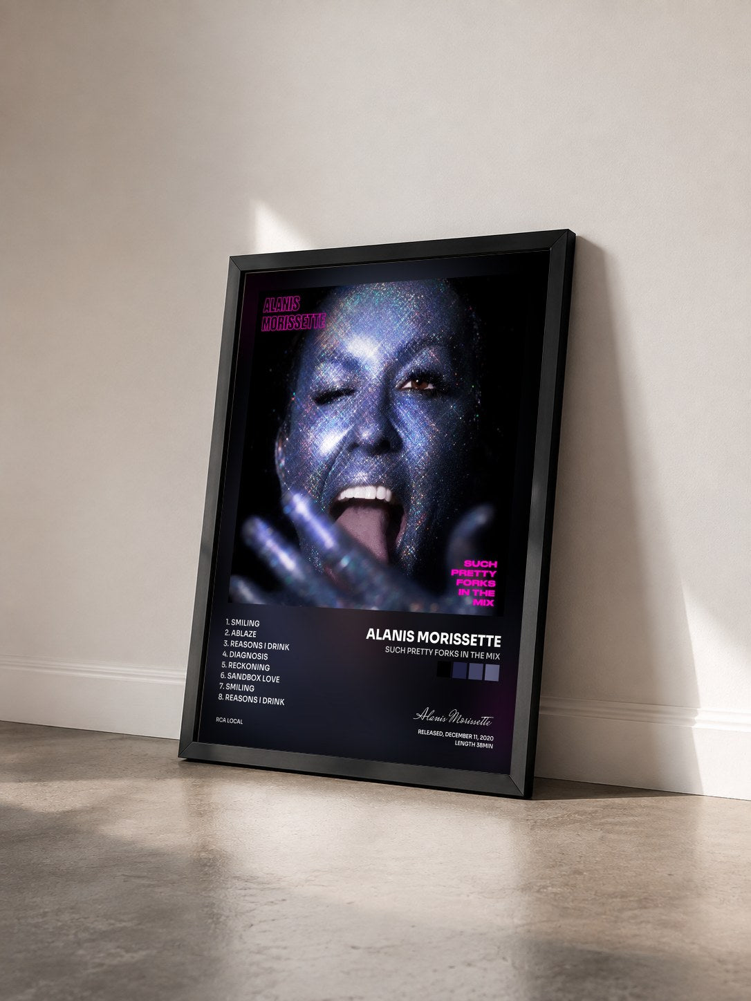#noir Tableau de l'album Such Pretty Forks In The Mix de Alanis Morissette vu de trois quarts, cadre noir