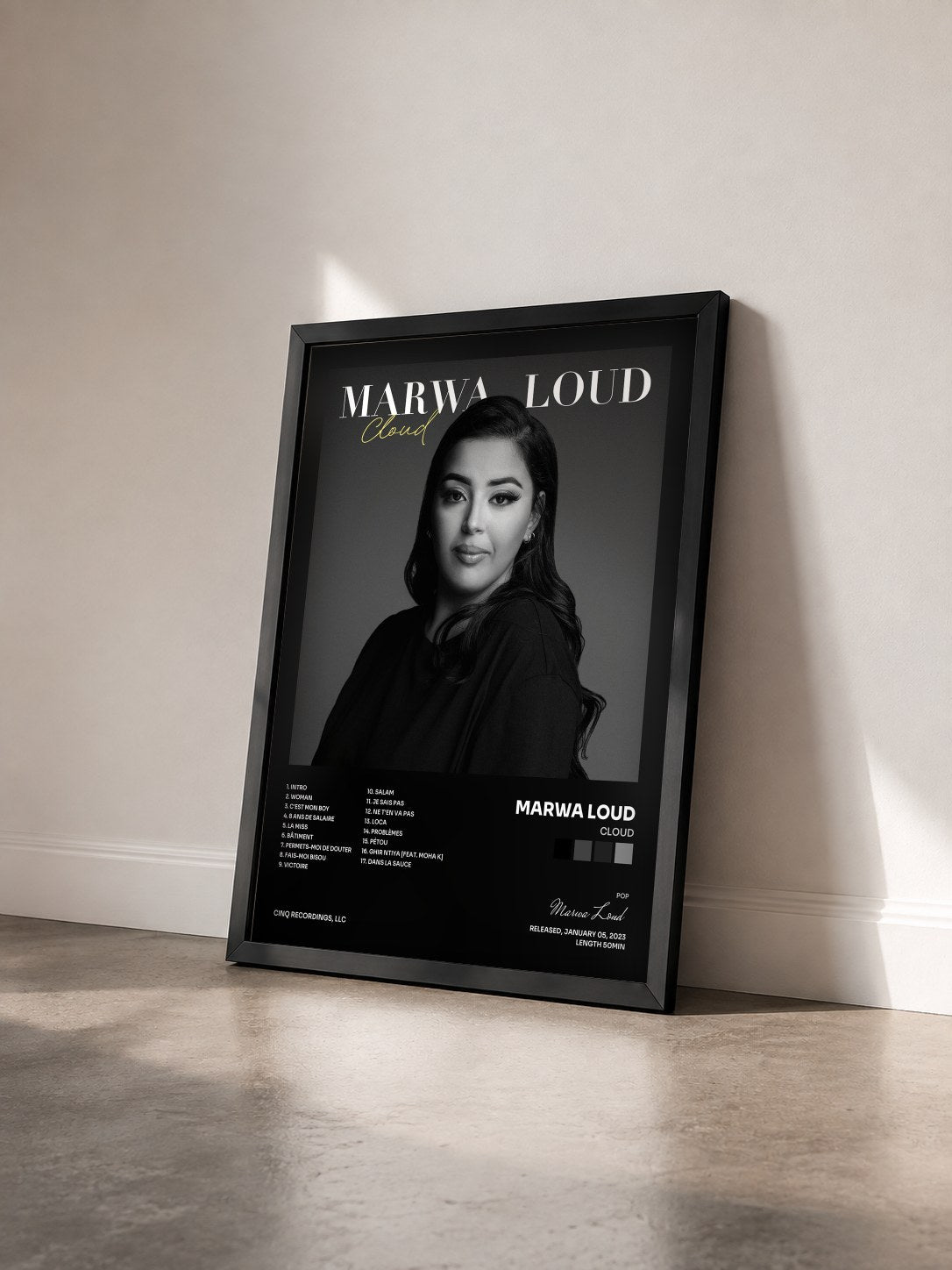 #noir Tableau de l'album Cloud de Marwa Loud vu de trois quarts, cadre noir