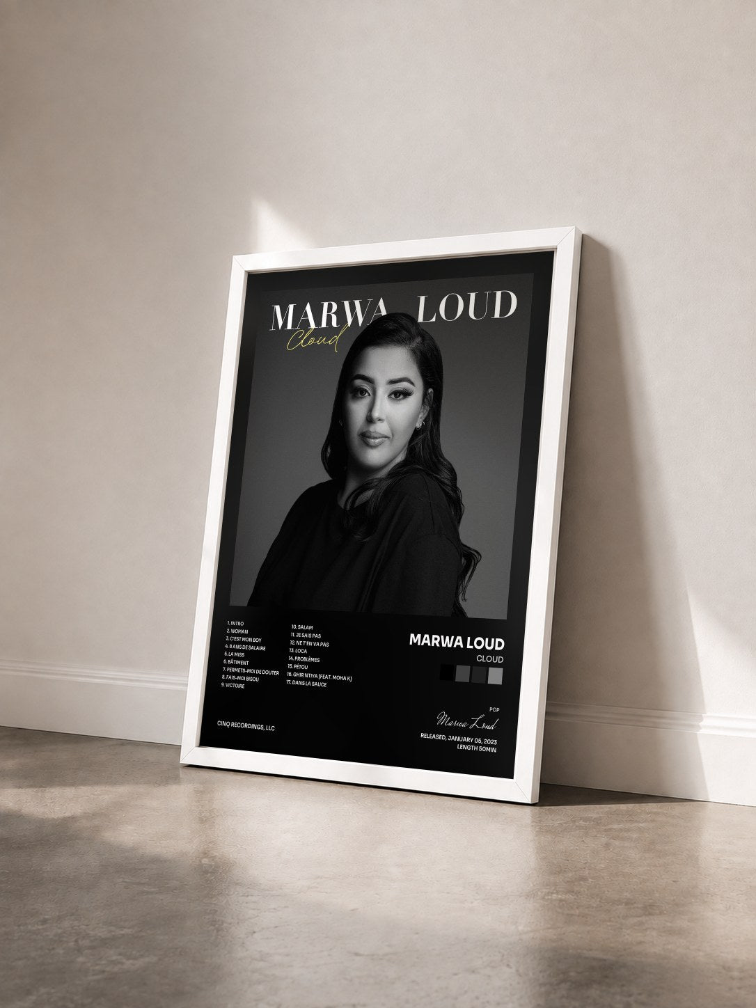 #blanc Tableau de l'album Cloud de Marwa Loud vu de trois quarts, cadre blanc