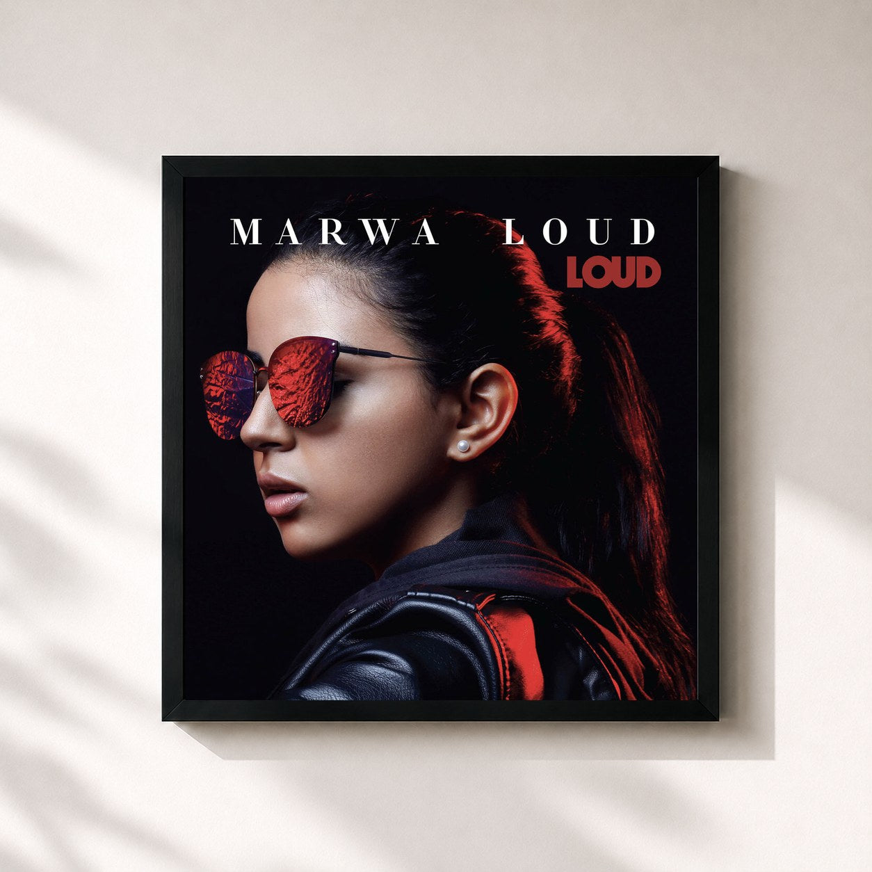 #noir Tableau carré de l'album Loud de Marwa Loud, cadre noir 32x32 cm
