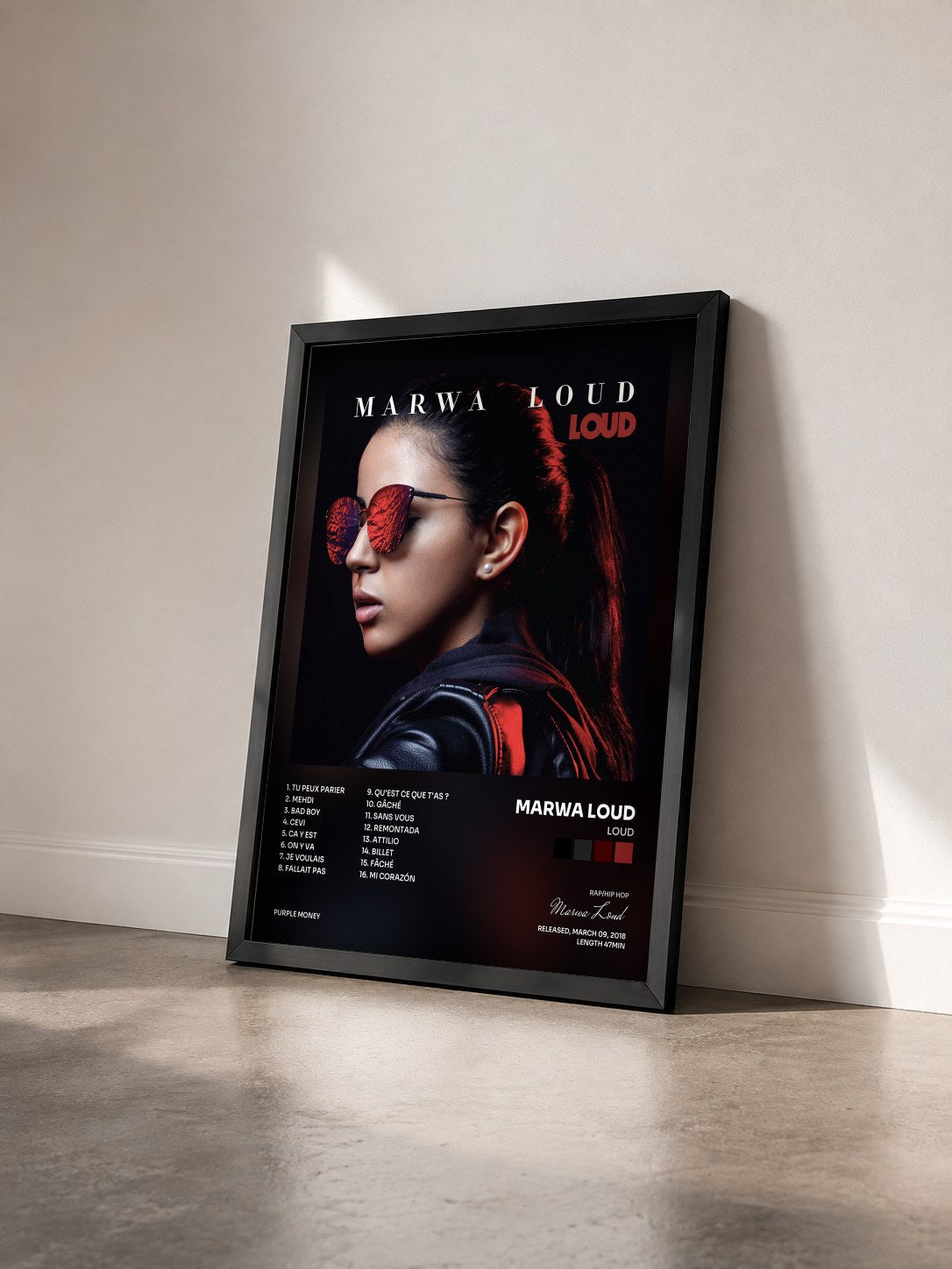 #noir Tableau de l'album Loud de Marwa Loud vu de trois quarts, cadre noir