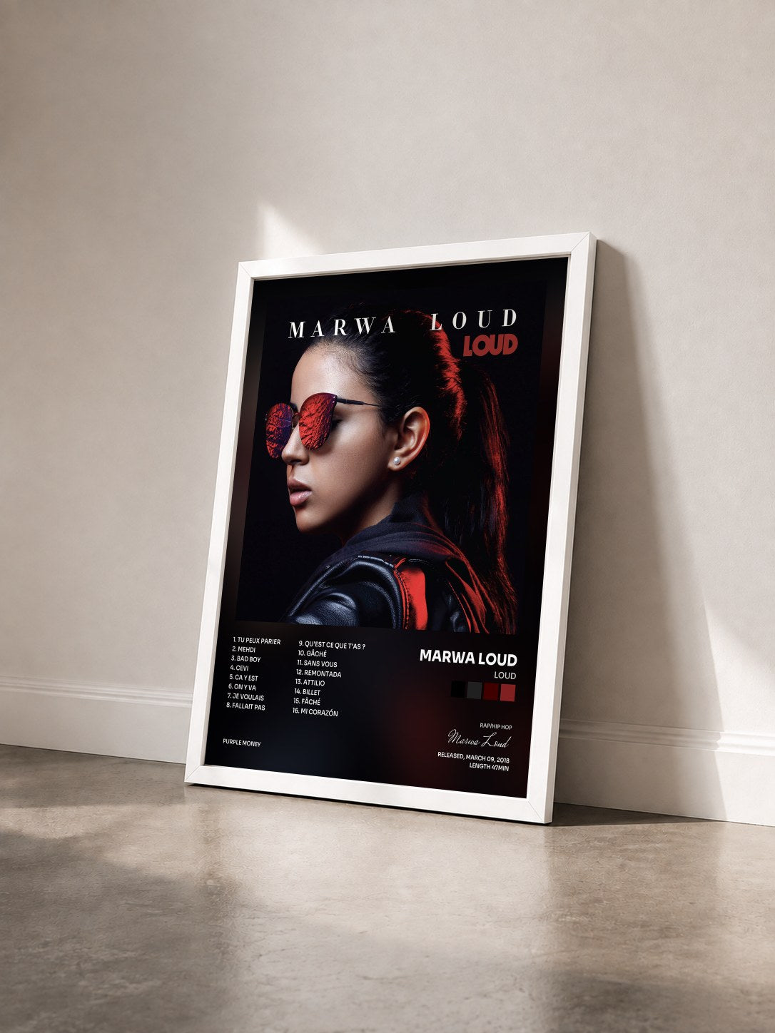 #blanc Tableau de l'album Loud de Marwa Loud vu de trois quarts, cadre blanc