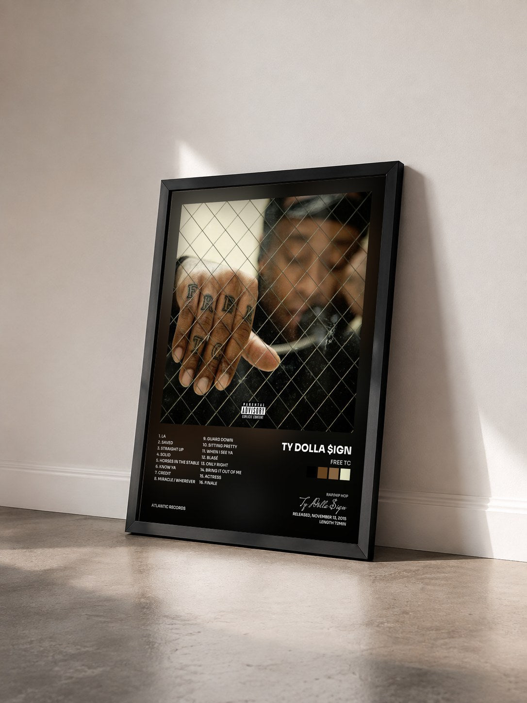 #noir Tableau de l'album Free TC de Ty Dolla $ign vu de trois quarts, cadre noir