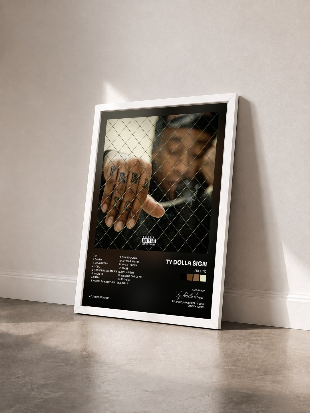 #blanc Tableau de l'album Free TC de Ty Dolla $ign vu de trois quarts, cadre blanc