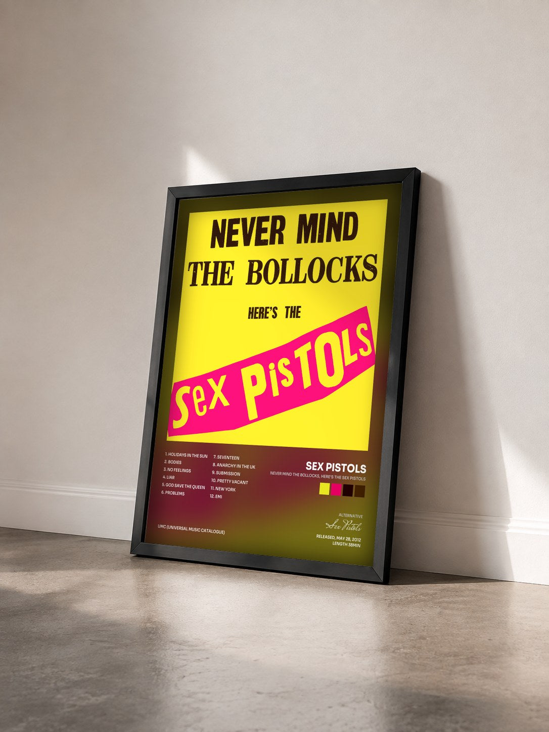 #noir Never Mind The Bollocks, Here’s The Sex Pistols von Sex Pistols als gerahmter Kunstdruck von schräg gesehen, schwarzer Rahmen