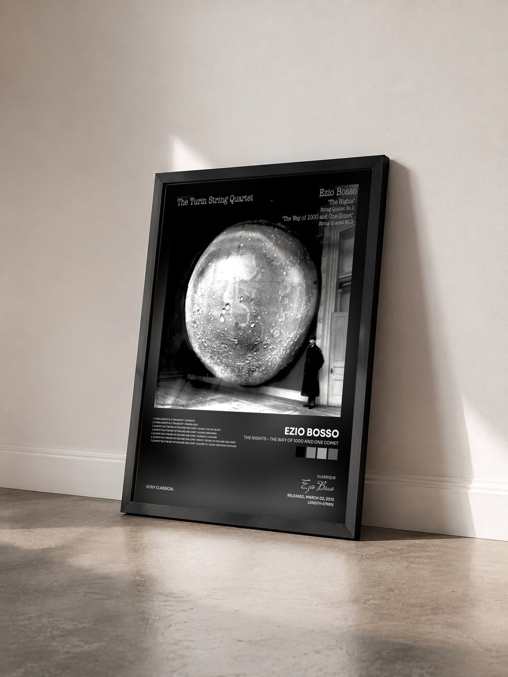 #noir Tableau de l'album The Nights - The Way of 1000 and One Comet de Ezio Bosso vu de trois quarts, cadre noir