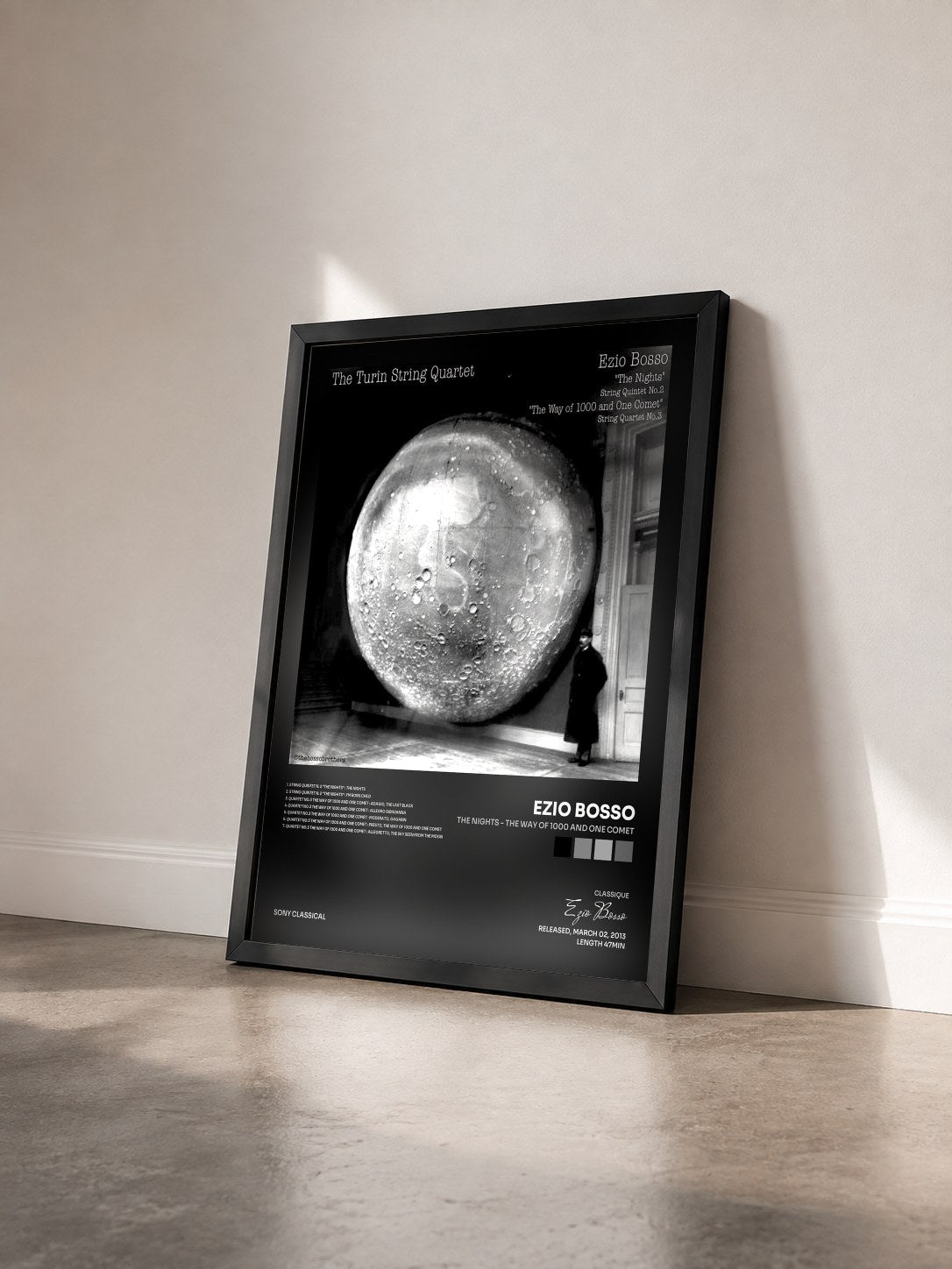 #noir Tableau de l'album The Nights - The Way of 1000 and One Comet de Ezio Bosso vu de trois quarts, cadre noir