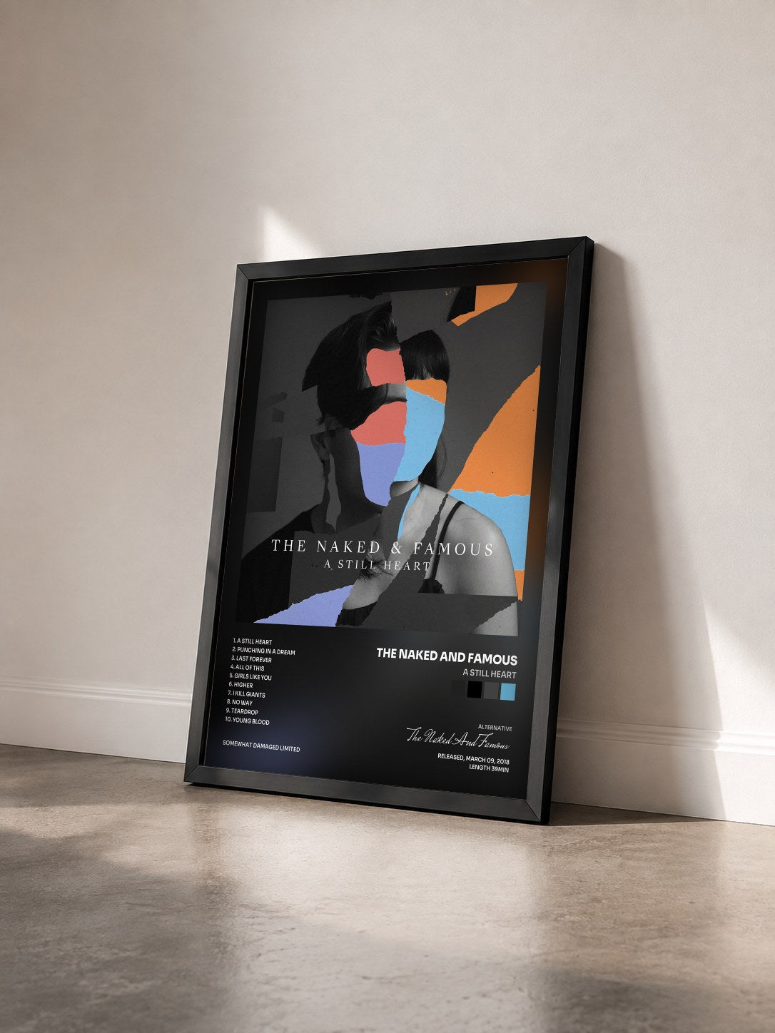 #noir Tableau de l'album A Still Heart de The Naked And Famous vu de trois quarts, cadre noir