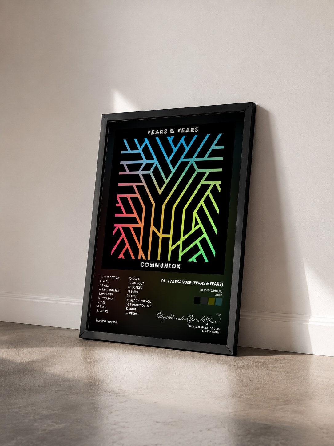 #noir Tableau de l'album Communion (Deluxe) de Olly Alexander (Years & Years) vu de trois quarts, cadre noir