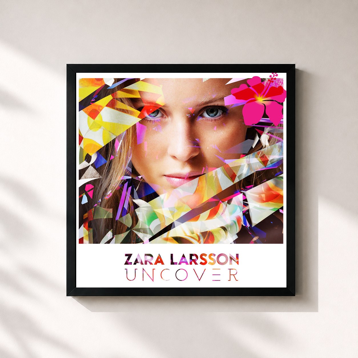 #noir Uncover de Zara Larsson en lámina cuadrada enmarcada, marco negro de 32x32 cm