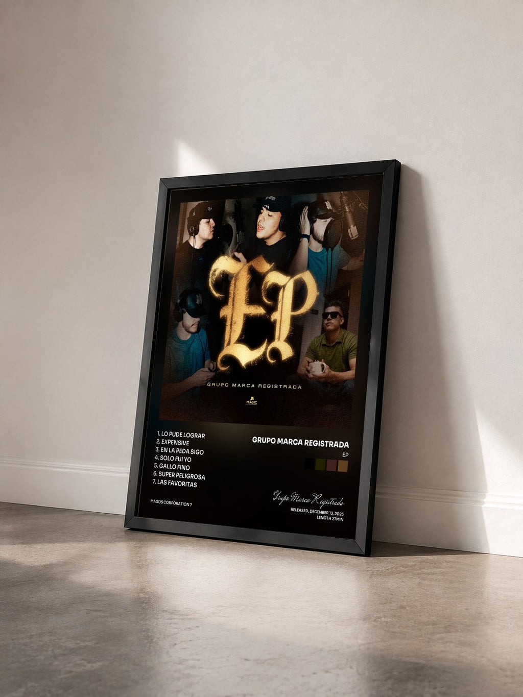 #noir Tableau de l'album EP de Grupo Marca Registrada vu de trois quarts, cadre noir