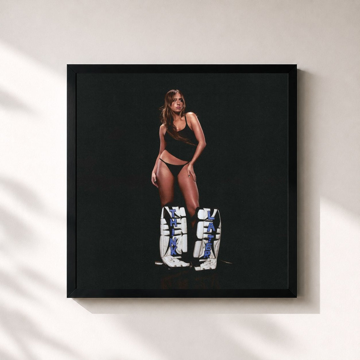 #noir THINK LATER von Tate McRae als quadratischer Kunstdruck, schwarzer Rahmen 32x32 cm