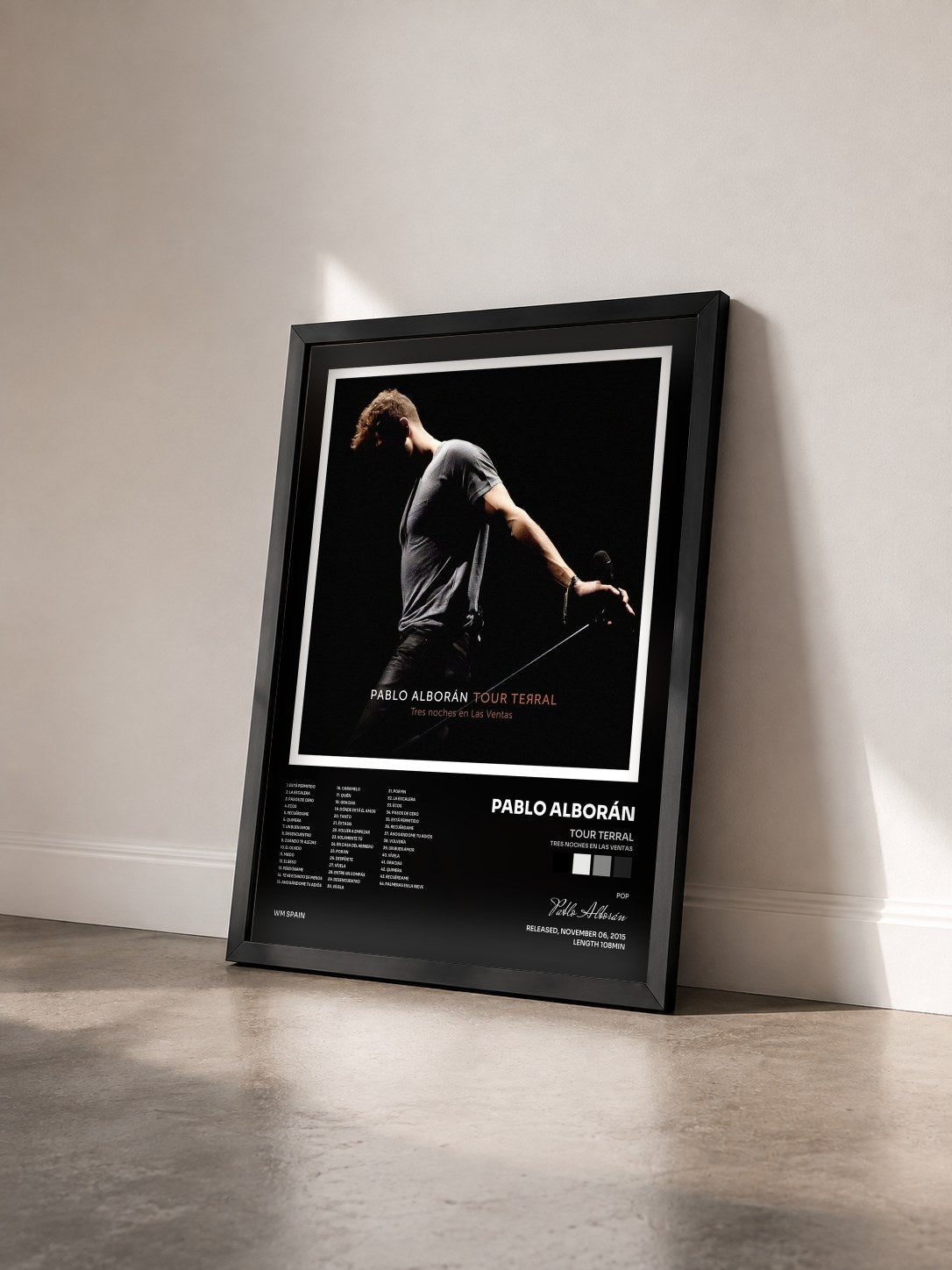 #noir Tableau de l'album Tour Terral (Tres noches en Las Ventas) de Pablo Alborán vu de trois quarts, cadre noir