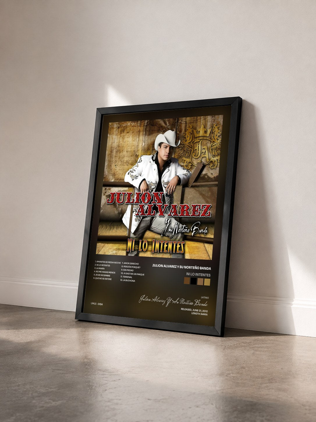 #noir Tableau de l'album Ni Lo Intentes de Julion Alvarez Y Su Norteño Banda vu de trois quarts, cadre noir
