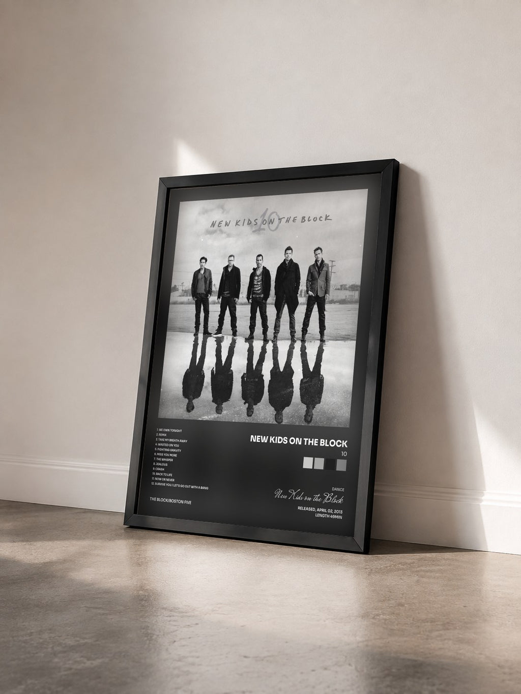 #noir Tableau de l'album 10 de New Kids on the Block vu de trois quarts, cadre noir