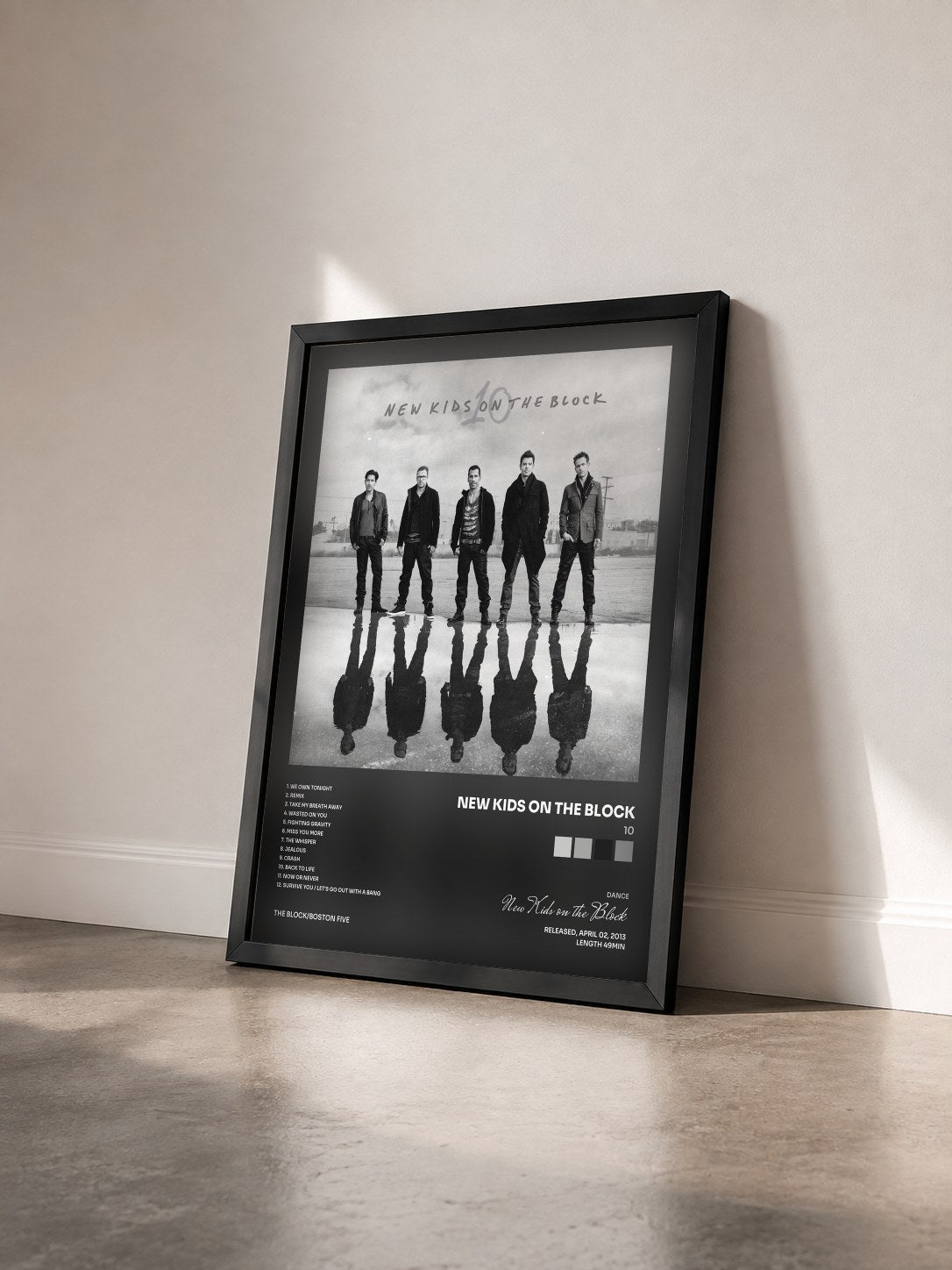 #noir Tableau de l'album 10 de New Kids on the Block vu de trois quarts, cadre noir