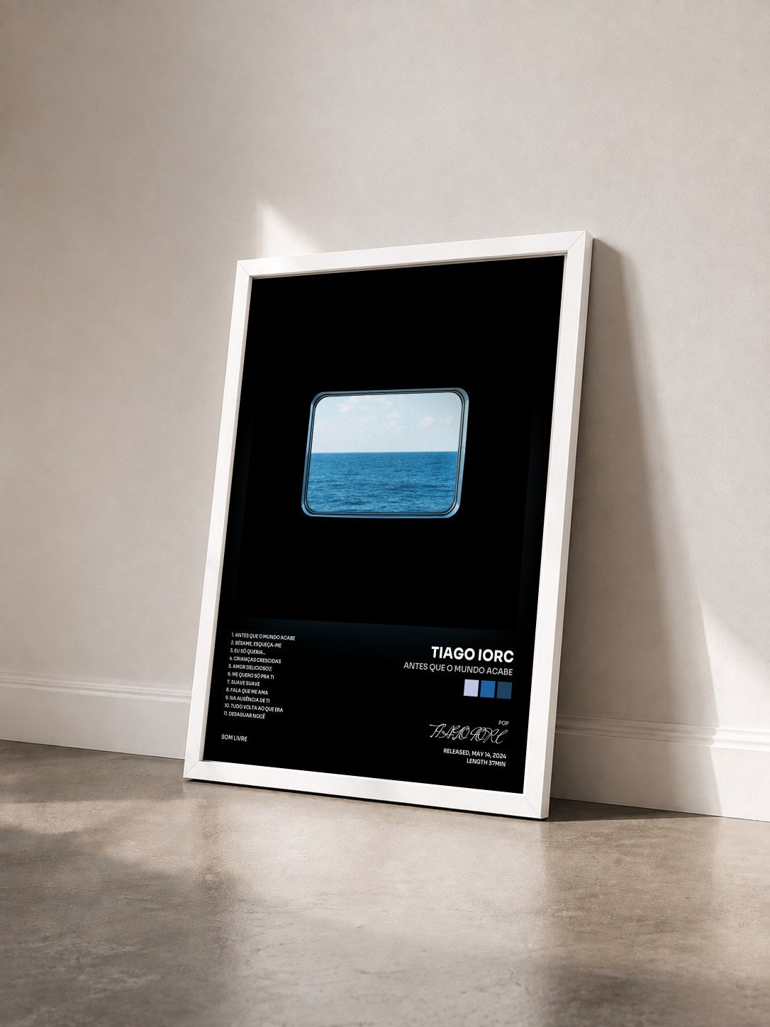 #blanc Tableau de l'album Antes Que O Mundo Acabe de TIAGO IORC vu de trois quarts, cadre blanc