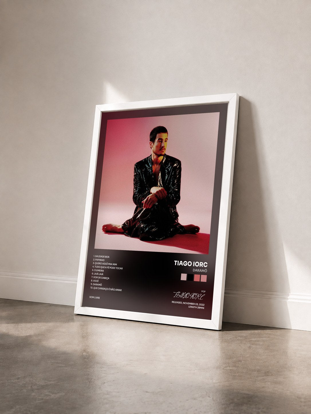 #blanc Tableau de l'album DARAMÔ de TIAGO IORC vu de trois quarts, cadre blanc
