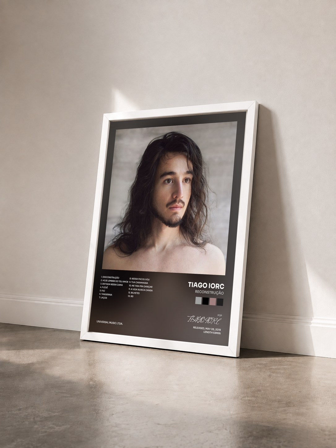 #blanc Tableau de l'album Reconstrução de TIAGO IORC vu de trois quarts, cadre blanc