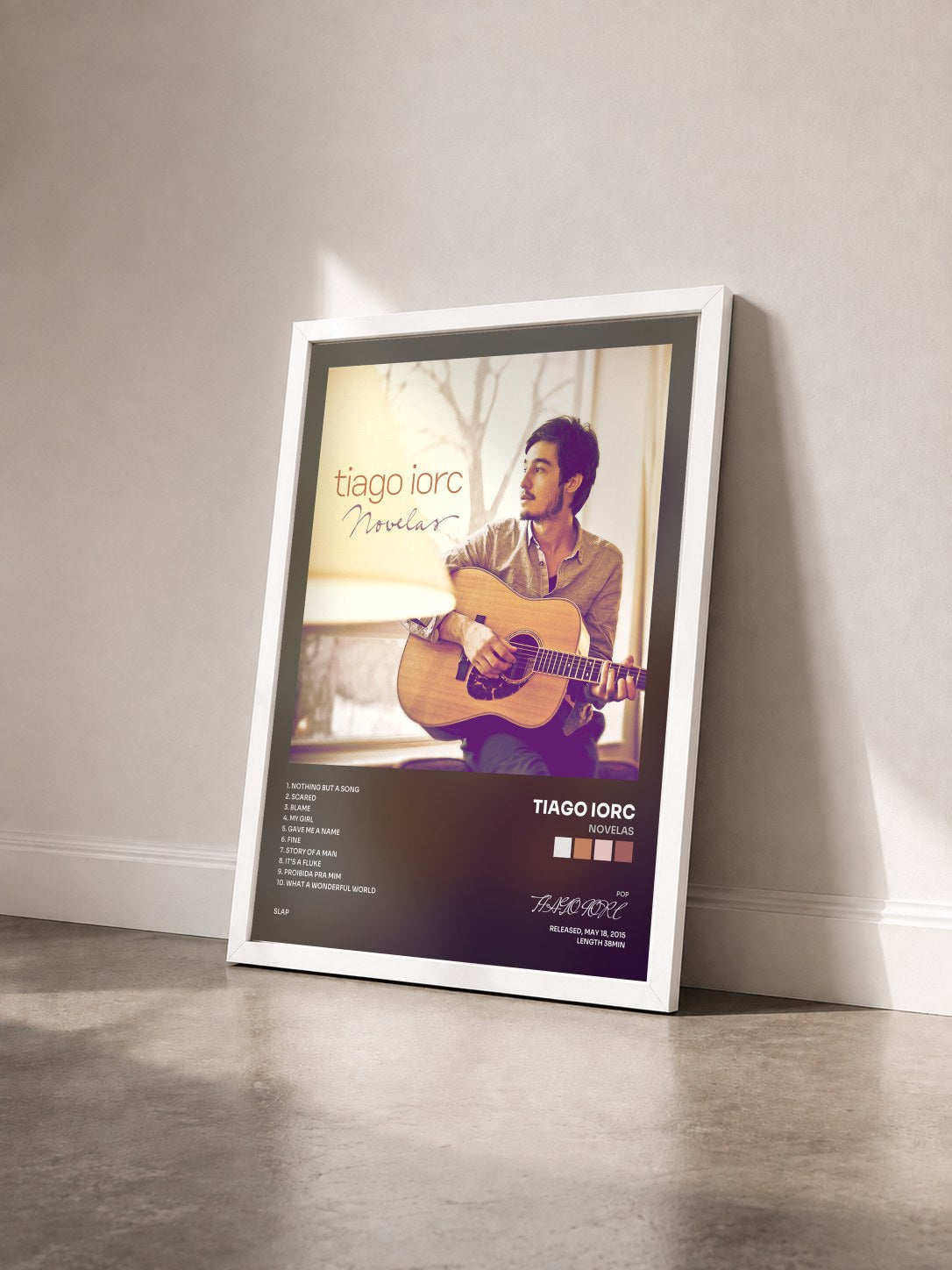 #blanc Tableau de l'album Novelas de TIAGO IORC vu de trois quarts, cadre blanc