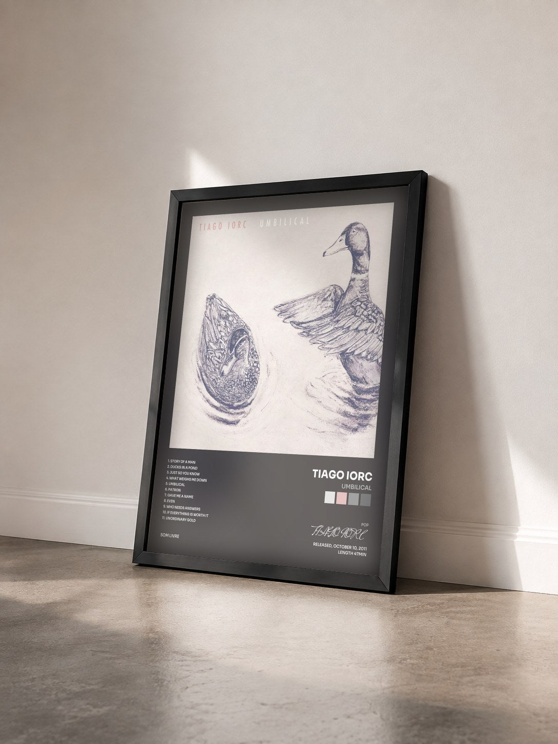 #noir Tableau de l'album Umbilical de TIAGO IORC vu de trois quarts, cadre noir